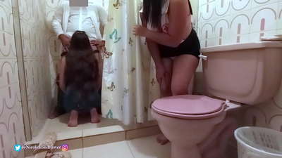 Sairaanhoitaja löytää lääkärin panemassa potilasta sairaalan kylpyhuoneessa / OSA 1 / NicoleLondrawer / Chiquicandy