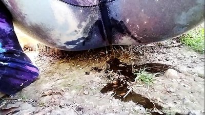 Pissaa kadulla! Tule katsomaan, kun LilKiwwiMonster kastelee pikkuhousunsa ja pissaa likaan!